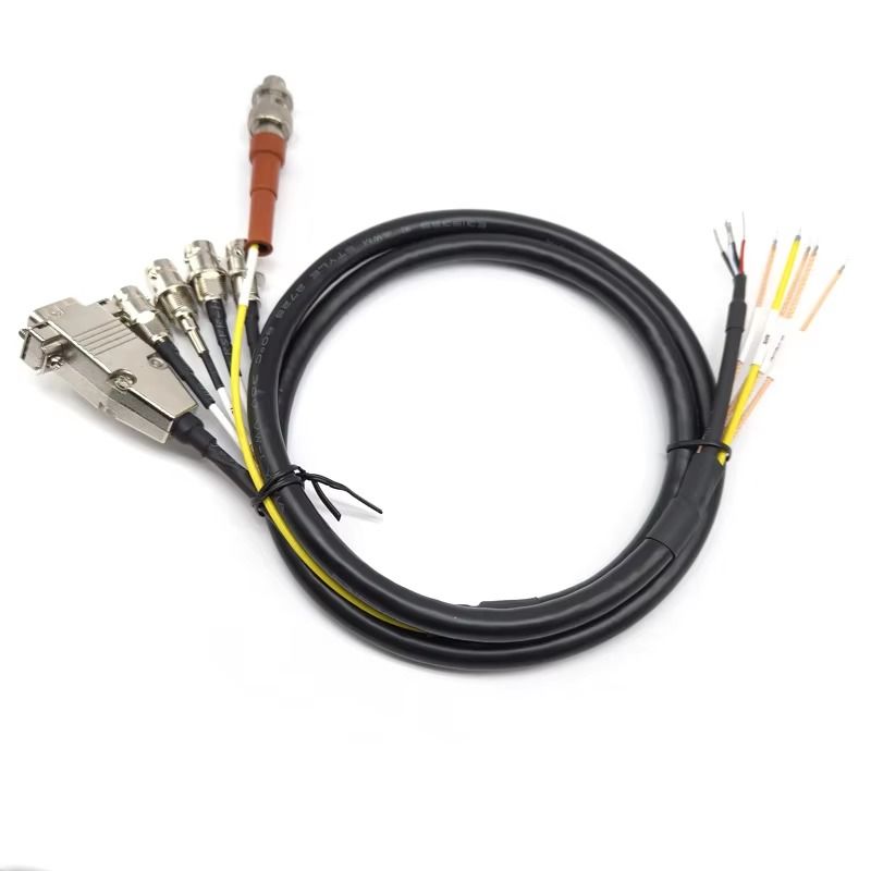 Custom Cable Design für fortschrittliche medizinische Ausrüstung. Flexible, biokompatible Kabel von zertifiziertem Hersteller von medizinischen Kabeln mit EMI-Schutz und langfristiger Signalstabilität.